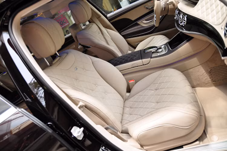 Không chỉ có những hành khách ngồi băng ghế sau mới được tận hưởng sự xa hoa của Maybach S600, hàng ghế trước cũng được trang bị những tiện nghi mà ngay cả nhiều mẫu xe cao cấp cũng chỉ có ở "trong mơ"