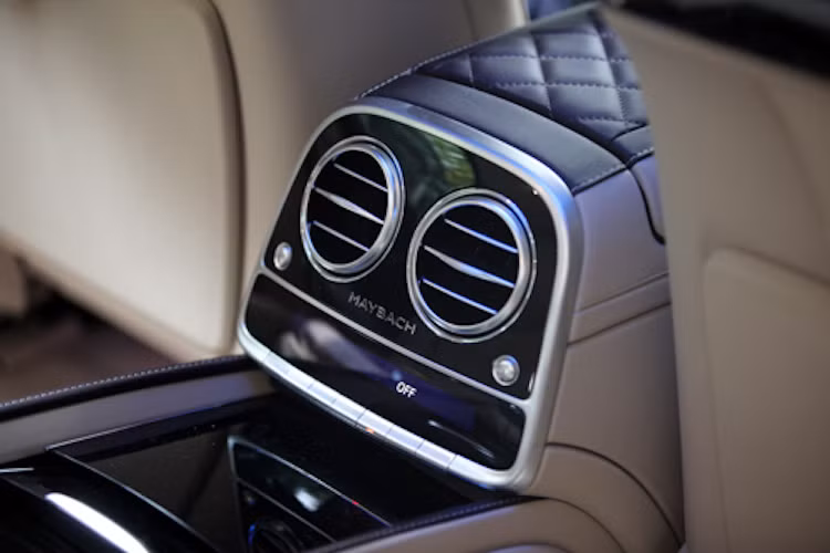 Hàng ghế này cũng được tích hợp sẵn hệ thống thông tin giải trí riêng cho từng hành khách, kèm theo đó là hệ thống điều hoà riêng biệt.