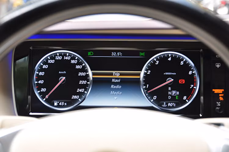 Tất cả những đồng hồ chỉ báo của xe đã được thay bởi những màn hình lớn, cung cấp đầy đủ những thông tin về chiếc xe.