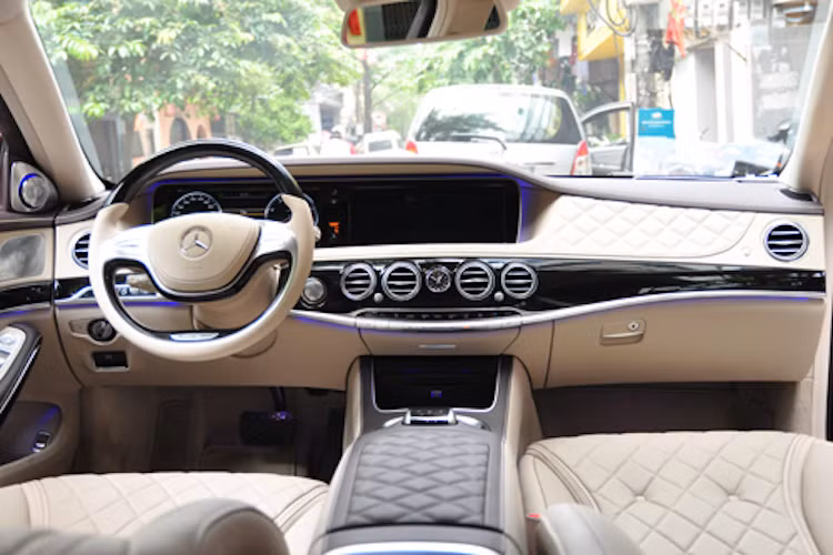 Nội thất của Mercedes-Maybach S600 là sự hội tụ của công nghệ hiện đại và sự sang trọng tột cùng.