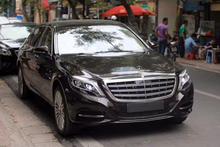 Maybach S600 sở hữu động cơ tăng áp kép V12 6.0L, với công suất tối đa 523 mã lực và mô-men xoắn cực đại 830Nm. Xe có thể tăng tốc 0-100km/h trong 5 giây và đạt tốc độ tối đa giới hạn tại 250km/h.