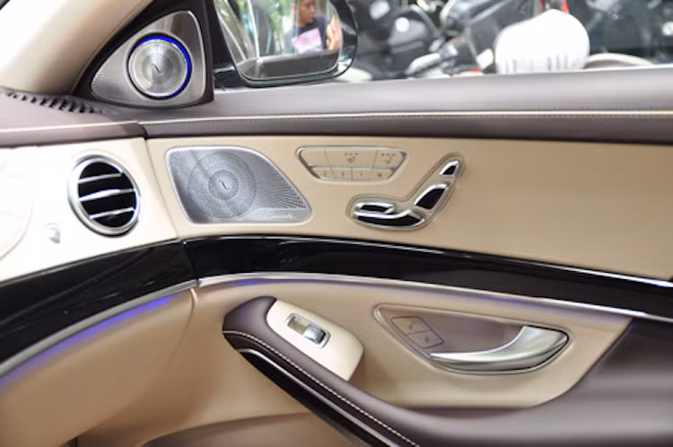 Hoà trong không gian của gỗ, da cao cấp và các bề mặt kim loại mát lạnh là mùi nước hoa trầm hương Agarwood, cùng âm thanh sống động phát ra từ hệ thống âm thanh hi-end Burmester 3D 24 loa, đem tới trải nghiệm "thiên đường" trên 4 bánh xe.