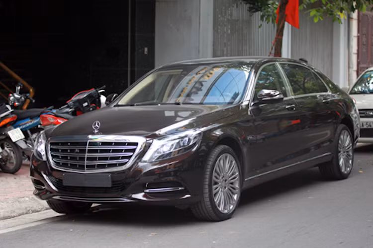 Là một trong những nữ doanh nhân thành công nhất tại Hà Nội. Dù Mercedes-Maybach S600 mới chỉ được giới thiệu tại Việt Nam từ đầu năm 2015 nhưng chị Thanh Hằng đã nhanh chóng sở hữu một chiếc màu đỏ ruby thời thượng