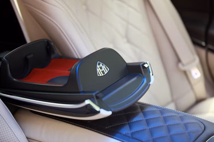 Bên cạnh đó, ghế ngồi sau còn có khả năng điều chỉnh tự do, bao gồm cả phần đỡ chân và có thêm hai ly bằng bạc chế tác thủ công Robbe &amp; Berking dành cho các "VIP" uống những ly rượu cao cấp.