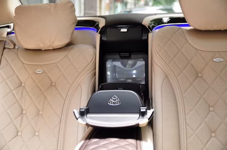 Hàng ghế sau của xe còn xa hoa hơn với ghế có tính năng massage, chườm đá nóng, tủ lạnh riêng, cửa sổ trời Panorama với kính đổi màu...
