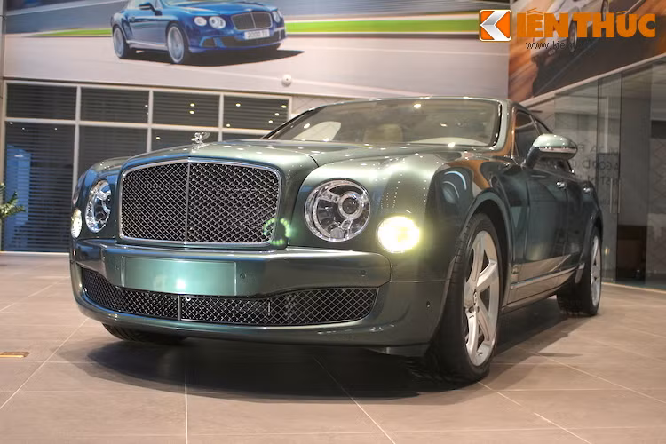Ra mắt lần đầu vào tháng 9 năm ngoái, Bentley Mulsanne Speed là phiên bản hiệu năng cao hơn của dòng xe siêu sang Mulsanne cao cấp nhất, cạnh tranh trực tiếp với Rolls-Royce Phantom.