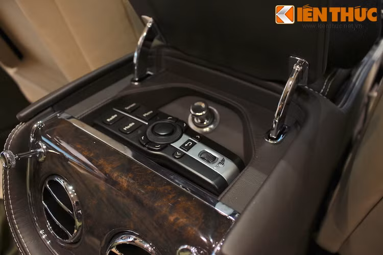 Ngoài ra xe còn được lắp Wifi, và đương nhiên - tủ lạnh làm mát champaigne cùng những chiếc ly pha lê. Chủ xe yêu âm nhạc chắc chắn sẽ cảm thấy hứng thú với hệ thống âm thanh hi-end từ Naim, với công suất 2200 W. Bộ điều khiển hệ thống thông tin giải trí được đặt gọn gàng trong một hộp chứa nằm trên khe gió điều hòa cho hàng ghế sau.