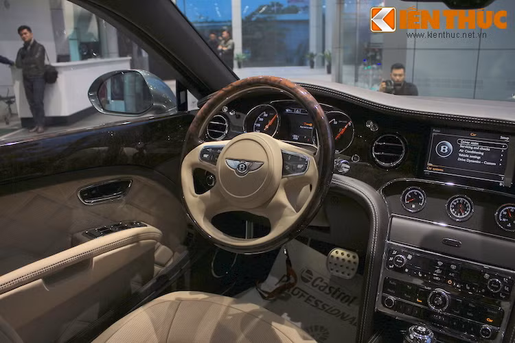 Bảng đồng hồ có thiết kế cổ điển xen lẫn hiện đại với báo tua và báo tốc độ dạng cơ, kèm theo màn hình hiển thị đa thông tin LCD có màu nằm ở chính giữa. Vô-lăng của xe cũng được tích hợp các cụm nút điều khiển nằm ở vị trí 3 và 9 giờ, với vành ốp gỗ.