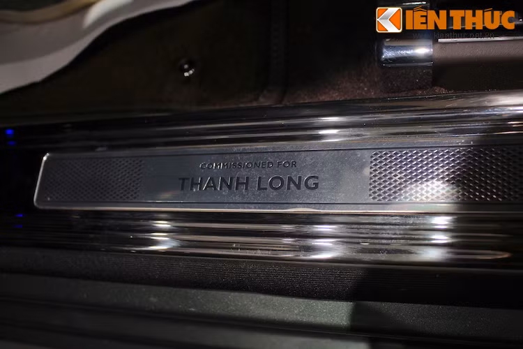 Ở bậc lên xuống của cửa xe được ốp một tấm kim loại với đèn chiếu sáng và khắc chữ theo yêu cầu của chủ nhân. Trên chiếc Mulsanne Speed chính hãng đầu tiên này, ốp cửa đã được khắc rõ dòng chữ "Commission for Thanh Long" - chỉ ra rằng nó đã được đặt hàng riêng bởi một đại gia có tên Thanh Long.