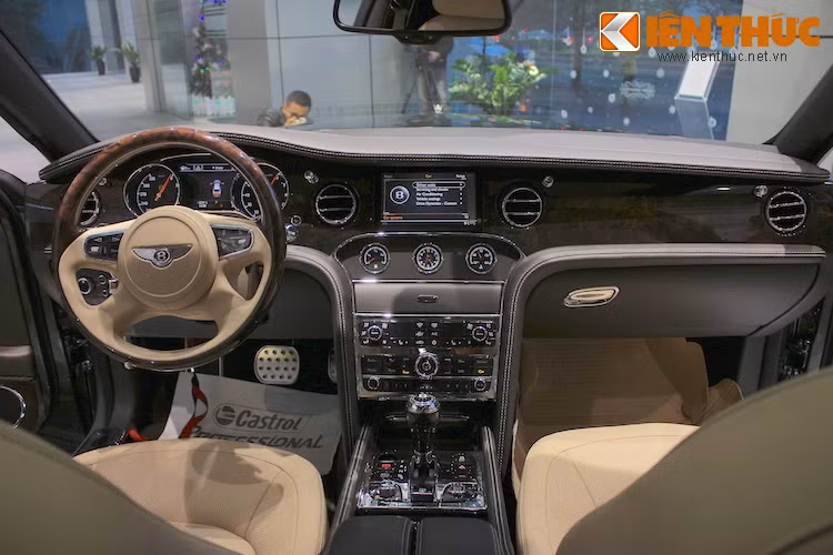 Chiếc Mulsanne Speed đầu tiên được nhập khẩu chính hãng về Việt Nam có nội thất được ốp gỗ cao cấp theo ý của chủ xe. Khách hàng có thể lựa chọn giữa 6 cách phối màu, 24 màu nội thất và 10 loại vật liệu ốp khác nhau, trong đó có ốp sợi carbon mới xuất hiện trên phiên bản này.