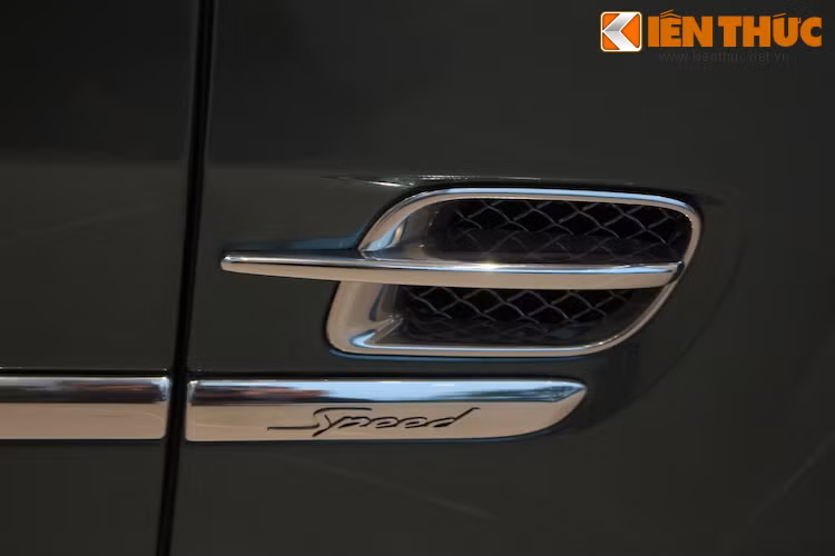 Tinh ý hơn, người ngắm nhìn mới có thể nhận ra dòng chữ Speed nhỏ trên nẹp cửa dọc thân xe, dưới khe tản nhiệt có khung mạ chrome sáng bóng.