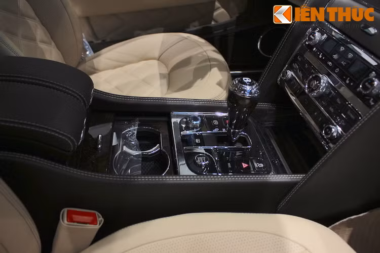 Các núm và công tắc điều khiển những hệ thống hỗ trợ lái tập trung ở vị trí bệ điều khiển trung tâm, xung quanh cần số. Tương xứng với đẳng cấp siêu sang của Mulsanne Speed, những chi tiết kim loại bóng bẩy xuất hiện khắp nơi trong cabin xe.