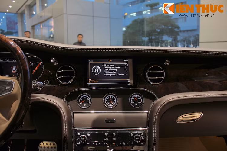 Màn hình của hệ thống thông tin giải trí nằm thẳng trên bảng táp-lô ốp gỗ với kích thước lớn, và được điều khiển qua núm xoay trên bảng điều khiển trung tâm. Phía bên dưới là các đồng hồ báo giờ, báo xăng và nhiệt độ nước chạy cơ.