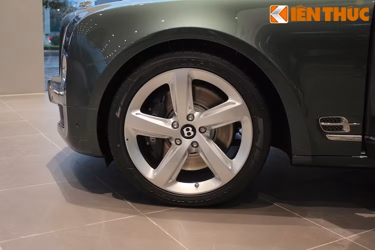 Điểm đặc biệt của bộ mâm này là thiết kế 5 cánh xoắn nhẹ theo 2 chiều khác nhau, phụ thuộc vào bên phải hay trái thân xe. Như vậy, mỗi bên thân xe sẽ có một cặp mâm với một chút khác biệt. Ở hình trên là mâm phía bên trái thân xe, với các cánh xoắn ngược chiều kim đồng hồ.