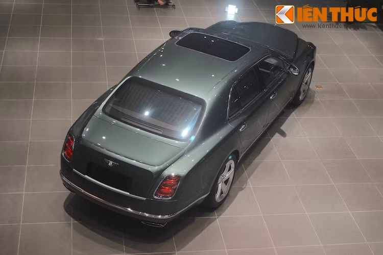 Chế độ lái Custom mới cho phép người lái được tự do điều chỉnh các cài đặt của hệ thống treo, hệ thống lái và động cơ. Để sở hữu Mulsanne Speed, một người sẽ phải bỏ ra ít nhất 338.625 USD tại thị trường Mỹ. Về đến Việt Nam, mẫu siêu xe sang này sẽ có giá cả chục tỷ đồng.