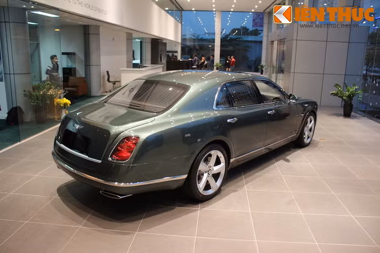 Từ góc nhìn phía sau, Mulsanne Speed có thiết kế không khác gì so với Mulsanne thường.