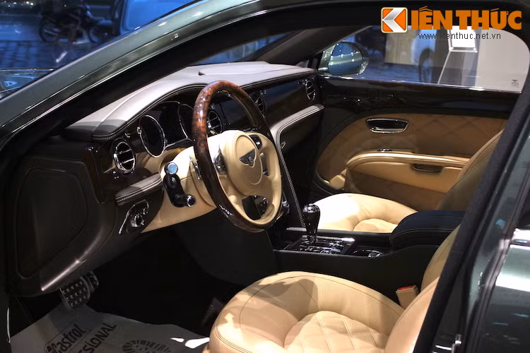 Cũng giống như ngoại thất, nội thất siêu sang của Mulsanne Speed có các chi tiết thiết kế giống như bản Mulsanne thường, chỉ có một chút khác biệt về cách hoàn thiện các chi tiết và chất liệu sử dụng.