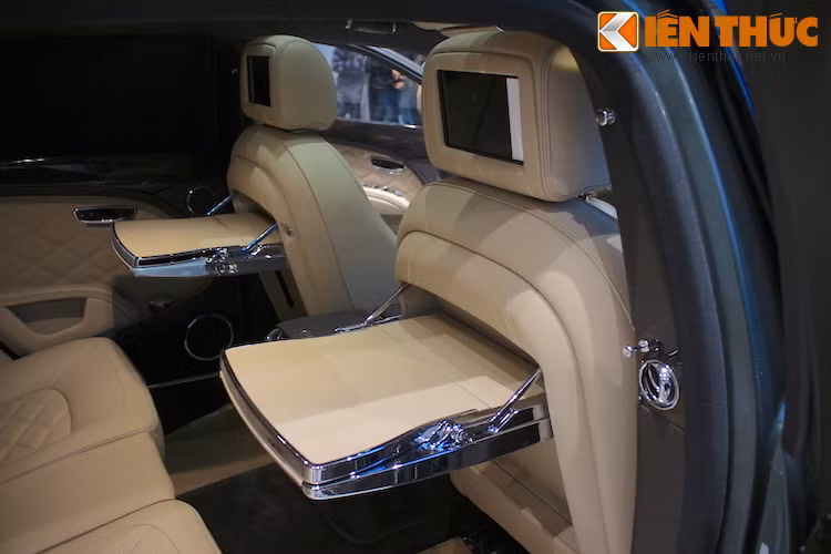 Về những tiện nghi, Bentley đã trang bị trong cabin xe một hệ thống thông tin giải trí tối tân với ổ cứng 60 GB, các bàn gấp bằng điện cho hàng ghế sau, kèm theo iPad và bàn phím tương thích.