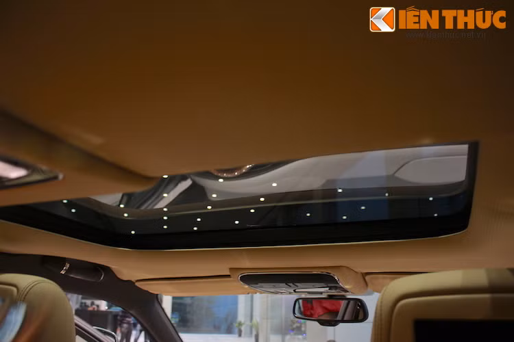 Siêu xe sang sở hữu Pedal thể thao có dập lỗ khiến Mulsanne Speed khác biệt so với bản thường. Bên cạnh đó, xe chỉ có cửa sổ trời ở hàng ghế phía trước chứ hông rộng ra tận phía sau.