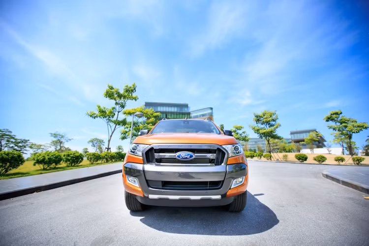 Bộ chuyển cầu điều khiển điện cho phép người dùng phiên bản 4x4 thay đổi từ chế độ 4x2 sang chế độ 4x4 ngay cả khi đang chạy bằng một nút trên bảng điều khiển trung tâm. Một vi sai cầu sau khóa điện tử giúp tăng lực kéo và khả năng off-road trong các điều kiện khó khăn.