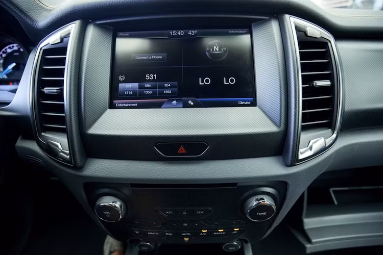 Trên bảng táp lô là sự hiện diện của hệ thống thông tin giải trí SYNC 2 mới, với màn hình cảm ứng 8 inch, điều khiển bằng giọng nói và các chế độ hiển thị hỗ trợ khi off-road như la bàn...