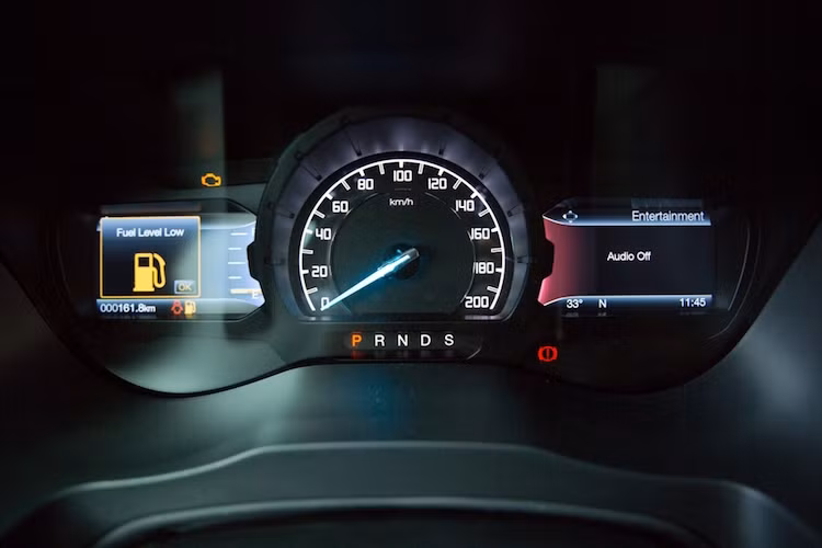 Ở bảng điều khiển trung tâm, 2 màn hình nhỏ nằm đối xứng hai bên đồng hồ báo tua cũng cung cấp đầy đủ các thông tin quan trọng về tình trạng hoạt động của xe cho người lái.