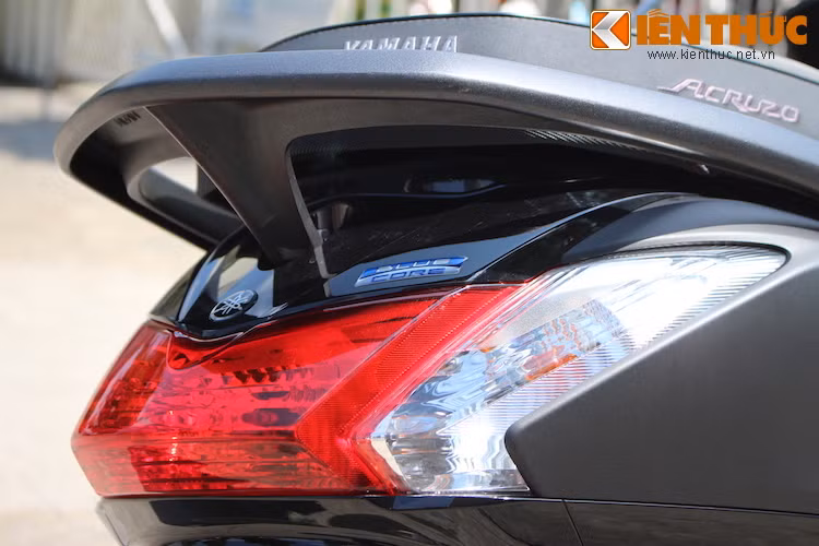 Phần đuôi xe được thiết kế gọn gàng và đơn giản với hai đèn xi-nhan kéo dài dọc theo chiều cao xe. So với Nozza Grande, đuôi của Acruzo cân đối hơn khi không khiến dáng xe bị "cụt".