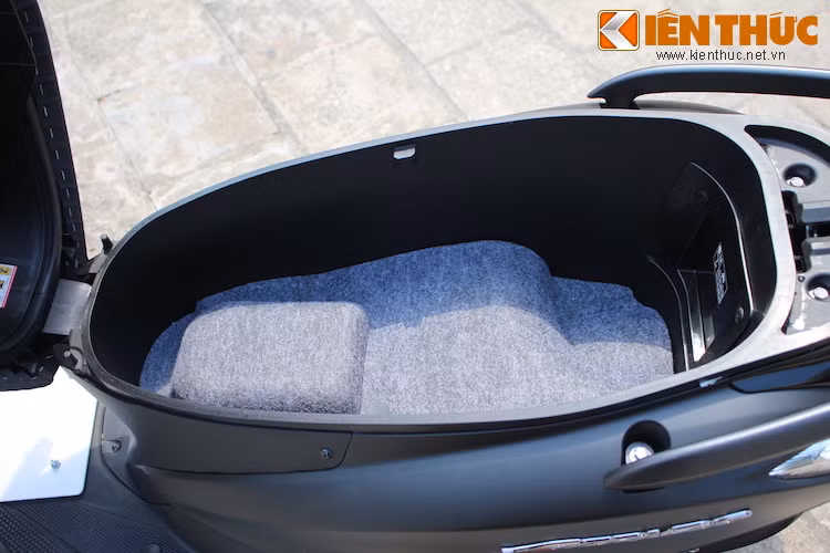 Tính năng nổi bật nhất của Acruzo đó là cốp xe rộng tới 37 lít - tương đương Honda Lead và là một trong những mẫu xe có cốp rộng nhất hiện nay.