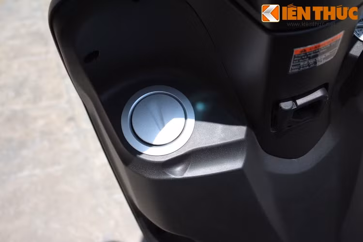 Nắp bình xăng của Acruzo rất tiện lợi khi được đặt ngay sau yếm, đối xứng với ổ khóa và được mở ra bằng công tắc trên ổ khóa. Tuy nhiên, chính vì vậy nên chiếc xe không có thêm hộc chứa đồ nhỏ nào ở vị trí này.