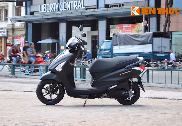 Xét về kích thước, Acruzo chỉ ngắn hơn Grande 15mm, chiều cao và chiều rộng của hai mẫu xe là tương đương. Chiều cao yên và chiều dài cơ sở của hai dòng xe chỉ chênh nhau 5mm, với mức của Acruzo lần lượt là 685 mm và 1.820mm.