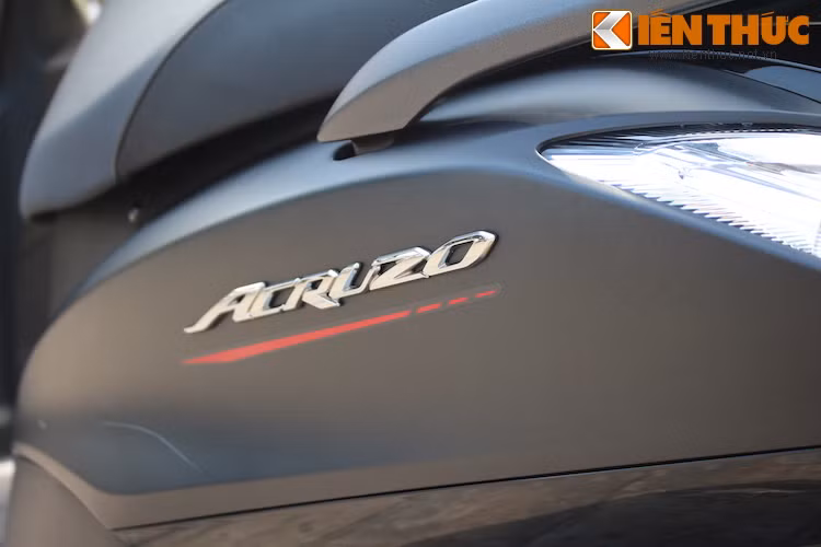 Với trọng lượng chỉ 99 kg, những khách hàng nữ cũng có thể dễ dàng dắt được Acruzo. Hai bên thân xe được trang trí đơn giản nhưng sang trọng với tem nổi có chữ Acruzo và tem giấy ở dưới như một đường gạch chân ở chữ ký.