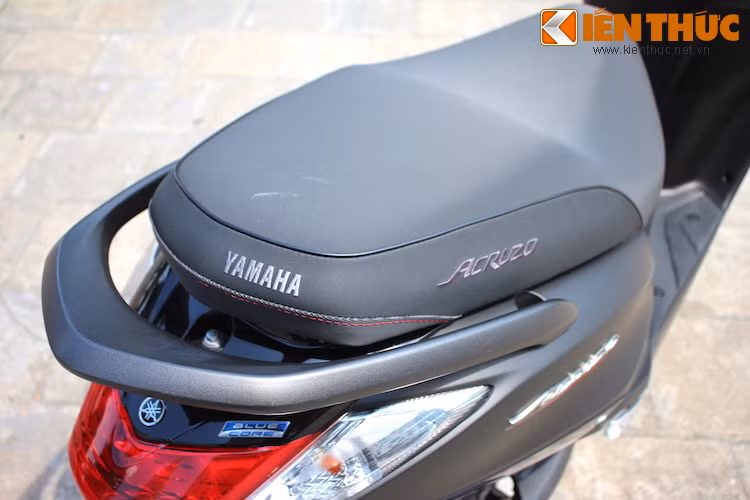 Ở trên yên xe được thêu nổi dòng chữ Yamaha và Acruzo, đem tới cảm giác cao cấp không hè kém cạnh "đàn chị" Nozza Grande.