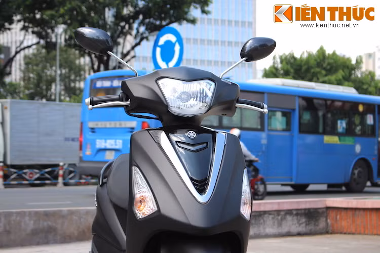Phần đầu xe có kiểu dáng khá đặc trưng của một mẫu scooter với đèn pha lớn trên tay lái và đèn xi-nhan nằm hai bên yếm xe. Để tạo sự khác biệt và nổi bật, một dải mạ chrome hình chữ V và đèn định vị đã được Yamaha đặt giữa hai đèn xi-nhan của Acruzo.