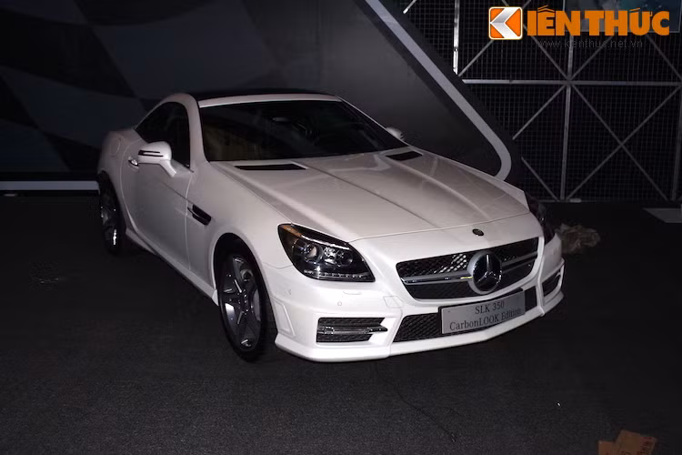 Ngay bên cạnh CLS là chiếc SLK 350 phiên bản CarbonLOOK đặc biệt.