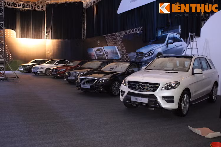 Ở bên trong sân khấu chính, các dòng xe hiện tại của Mercedes tại Việt Nam đã đứng "xếp lốp" ngay ngắn chờ thời khắc khai mạc.