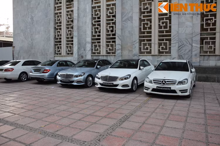 Theo ghi nhận của phóng viên Kiến Thức vào buổi chiều ngày 25/8. công tác chuẩn bị đã gần hoàn tất, và những chiếc xe Mercedes đã được chuyển tới cung Việt-Xô.