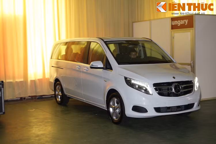 Đồng thời, sự kiện cũng là nơi để Mercedes trưng bày một số mẫu xe hiện chưa được phân phối ở Việt Nam nhằm thăm dò thị trường, chẳng hạn như dòng xe van hạng sang V-Class.