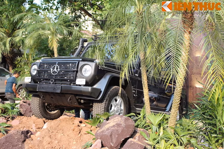 Chào đón khách tham quan ngay bên ngoài cổng là "chiến binh" Mercedes G300 CDI với giá hơn 4,6 tỷ đồng, nằm trong sa hình mô phỏng những cánh rừng rậm nguyên sơ.
