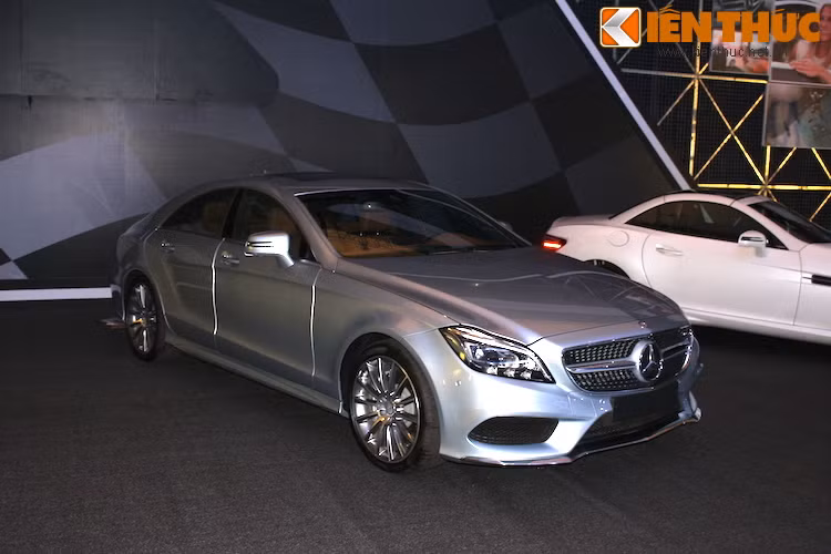 Bên cạnh đó, Mercedes còn đem tới một số mẫu xe "độc" hơn như chiếc coupe 4 cửa CLS 500 4MATIC này.