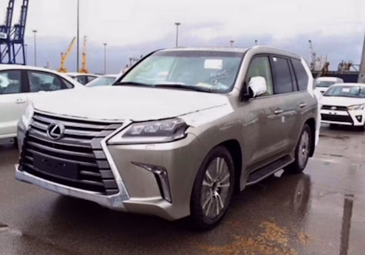 Đúng như những hình ảnh lộ diện trước đây, thay đổi lớn nhất trên chiếc SUV hạng sang cỡ lớn Lexus LX 570 2016 đó là phần đầu xe đã được thiết kế lại sắc sảo hơn, với lưới tản nhiệt hình con suốt "Spindle Grille" đặc trưng của Lexus và đèn pha LED mới.