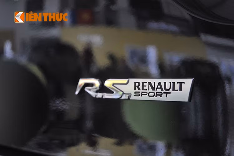 Điểm đặc biệt nhất của Renault Clio RS 200 EDC đó là chiếc xe được trang bị động cơ 1.6l 4 xi-lanh thẳng hàng tăng áp, đã được cải tiến bởi Renault Sport.