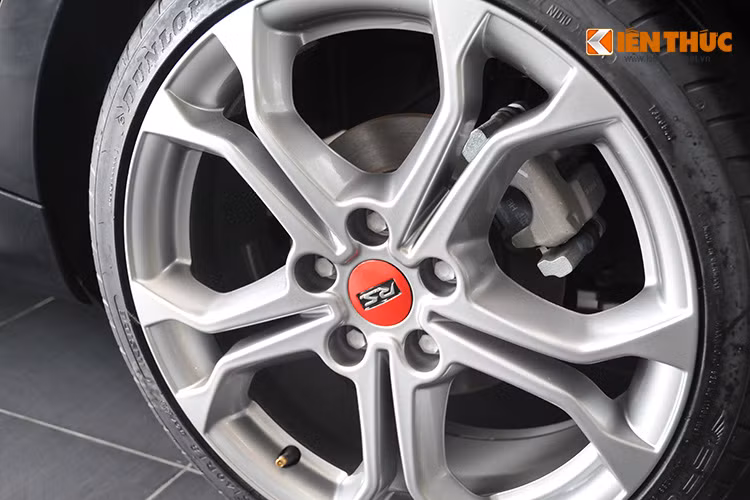 Cứ với mỗi thế hệ Clio mới, Renault lại tung ra một phiên bản thể thao của dòng Clio, được phát triển bởi bộ phận Renault Sport của hãng. Trong đó, Renault Clio RS 200 EDC là bản thể thao của Renault thế hệ thứ 4.