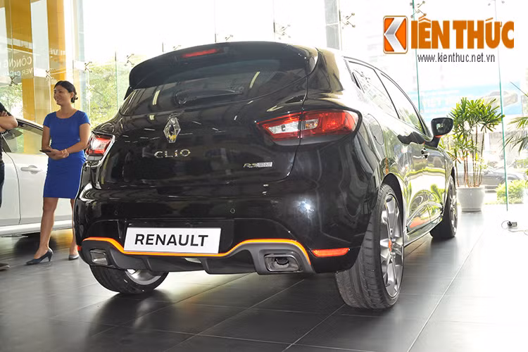 Tại Việt Nam, giá một chiếc Renault Clio RS 200 EDC được nhập khẩu chính hãng là 1,1 tỷ đồng, bao gồm thuế VAT và kèm theo chế độ bảo hành 3 năm/100.000 km.