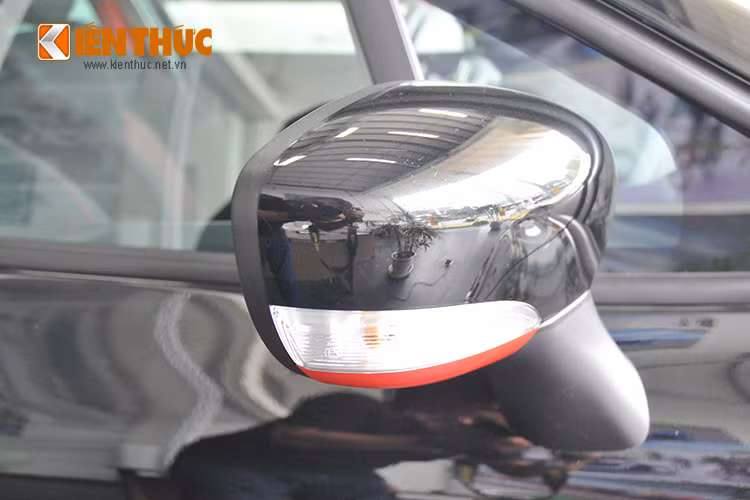 Các kích thước của Renault Clio RS 200 EDC cũng tương tự như các phiên bản Clio bình thường, với chiều dài x rộng x cao lần lượt là 4090, 1732 và 1432 mm. Trọng lượng của xe chỉ là 1,2 tấn.