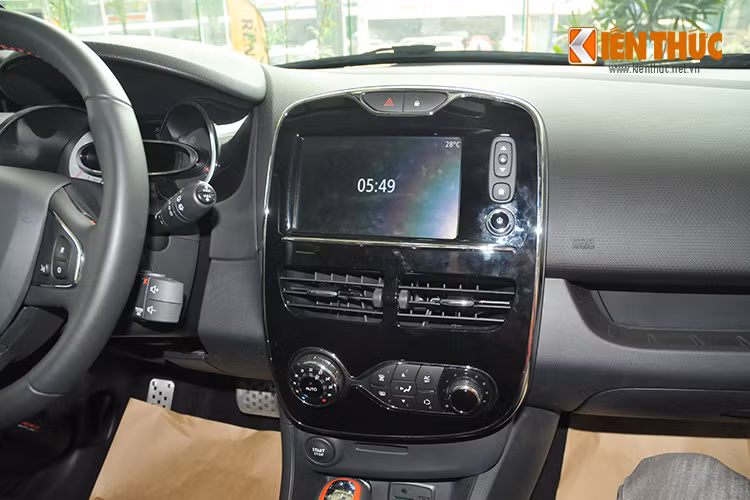 Trên bảng táp-lô là hệ thống thông tin giải trí riêng của Renault. Xe được trang bị khá nhiều tiện nghi như vô-lăng điều chỉnh điện 4 hướng, dàn âm thanh 140W, chìa khoá thông minh 4 chức năng, kết nối Bluetooth, USB,...