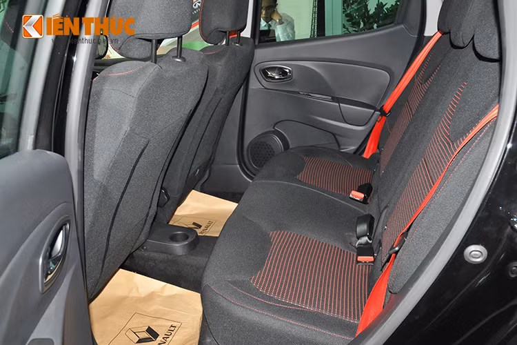 Hàng ghế sau của Clio có không gian khá rộng rãi so với các đối thủ cùng phân khúc.