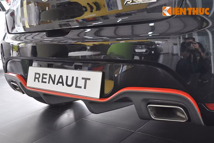 Bên cạnh động cơ, hệ thống treo và các thành phần của hệ động lực trên Renault Clio RS 200 EDC cũng đã được "độ" lại. Đúng với tiêu chuẩn một mẫu xe "xuất Âu", Clio RS cũng có đầy đủ các hệ thống điện tử an toàn như ABS, EBD, BAS...