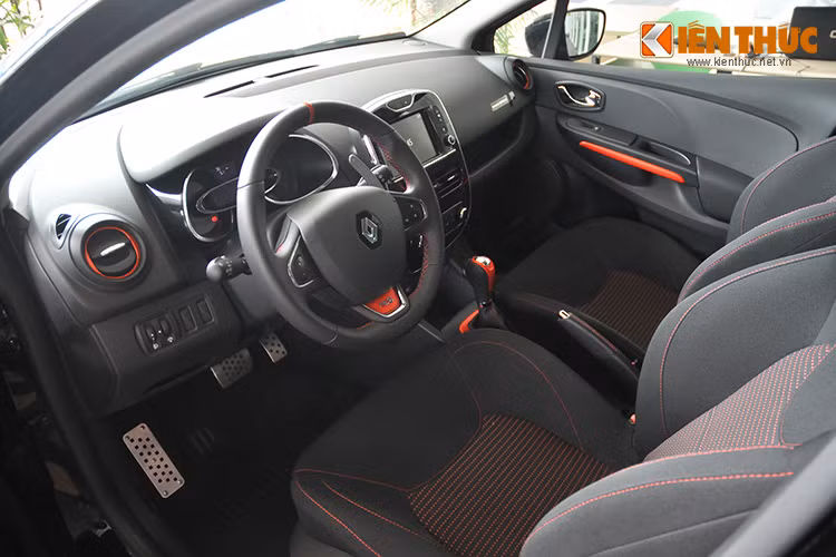 Có trang bị không trội hơn nhiều so với những phiên bản Clio cao cấp, nhưng nội thất của Clio RS 200 EDC nổi bật hơn với tông màu cam-đen độc đáo.