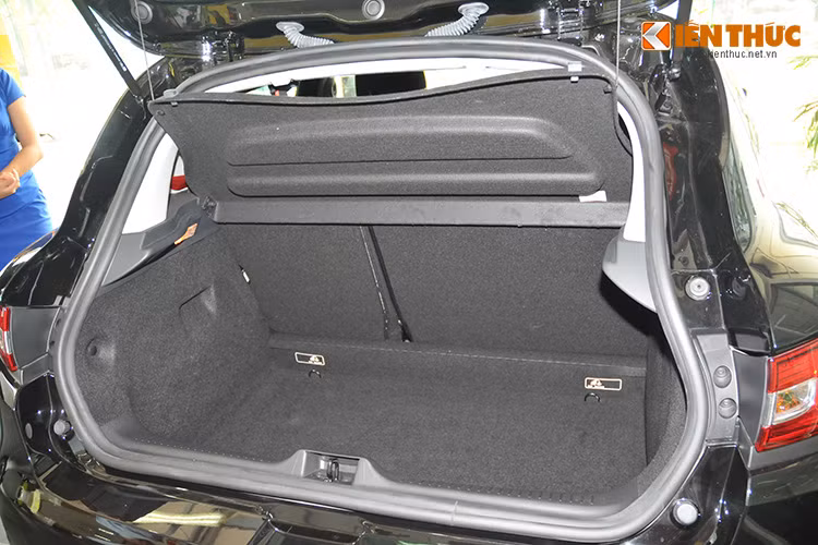 Ghế sau có thể gập 40/60, tạo thêm không gian chứa hành lý cho xe.