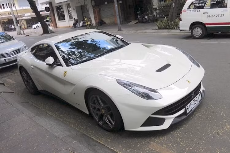 Ferrari F12Berlinetta 21 ty lan dau lan banh tren pho Viet